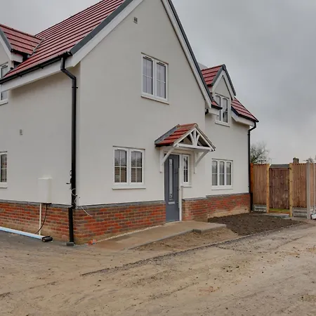 Kestrel Gardens Dunmow Villa Great Dunmow Exterior photo