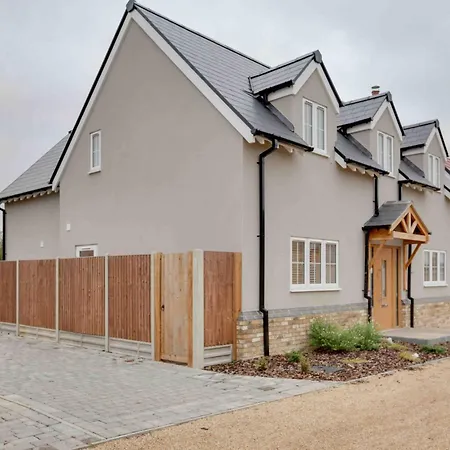 Kestrel Gardens Dunmow Villa Great Dunmow Exterior photo